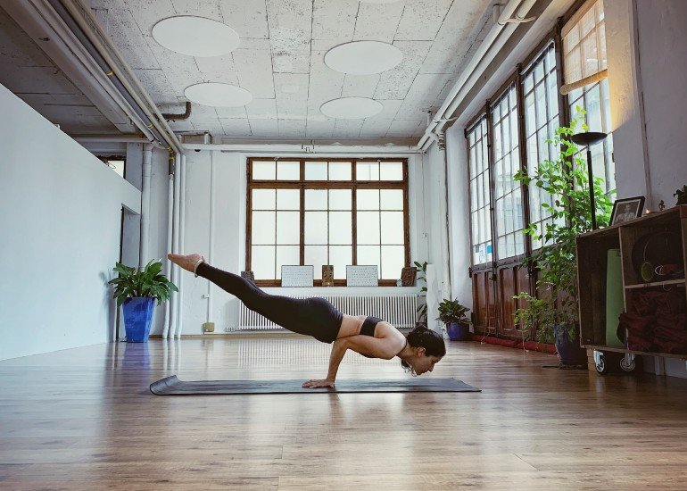 Delara Mayur asana